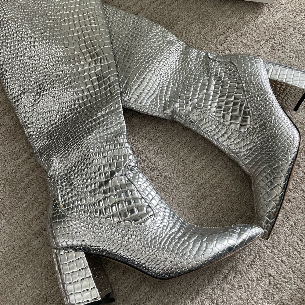 ✨ Marc Fisher Retie 6 Silver Metallic Croc Embossed OTK Boots – Size 9 ✨